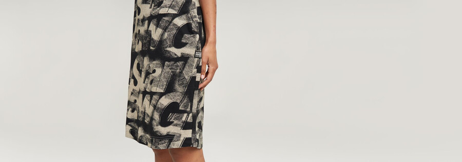 aufgesprühte buchstaben lockeres kleid