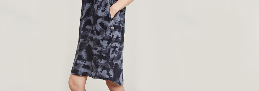 aufgesprühte buchstaben lockeres kleid