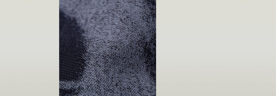 aufgesprühte buchstaben lockeres kleid