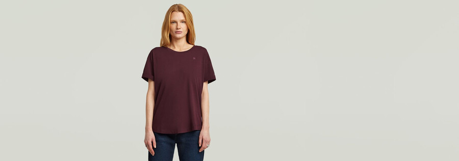 zusammengerolltes freund-t-shirt