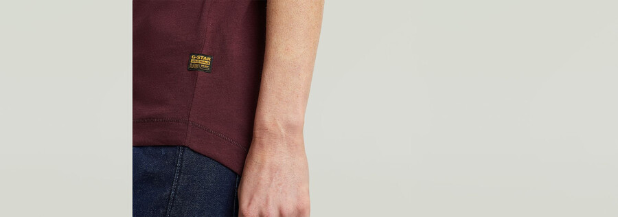 zusammengerolltes freund-t-shirt