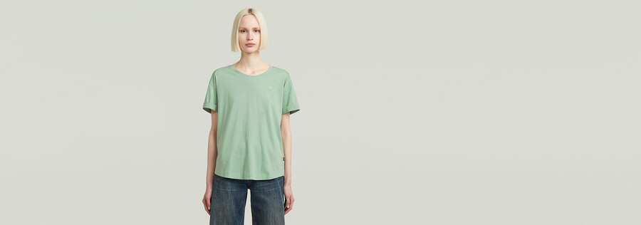 zusammengerolltes freund-t-shirt