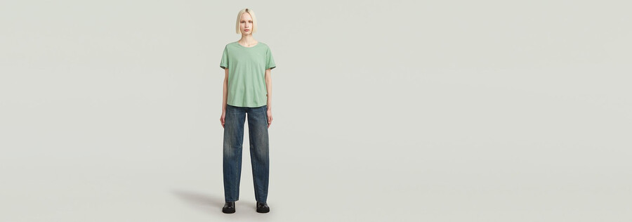 zusammengerolltes freund-t-shirt