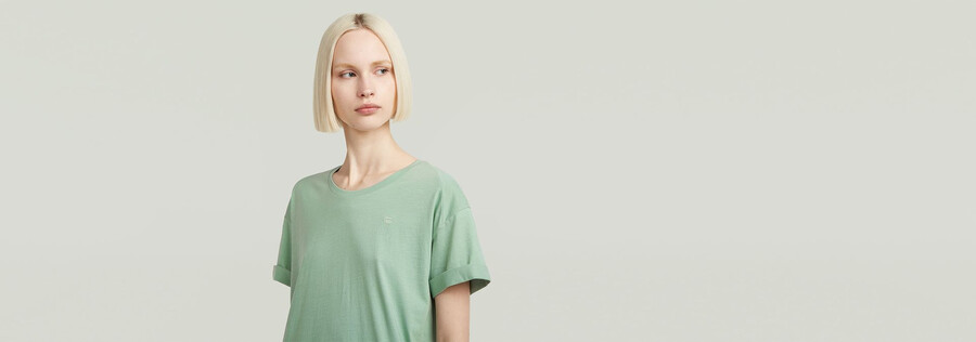zusammengerolltes freund-t-shirt