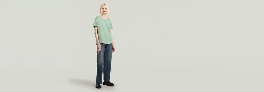 zusammengerolltes freund-t-shirt