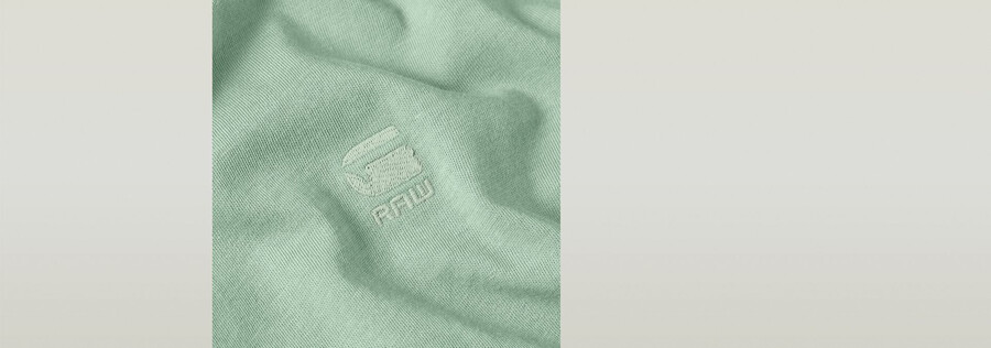 zusammengerolltes freund-t-shirt