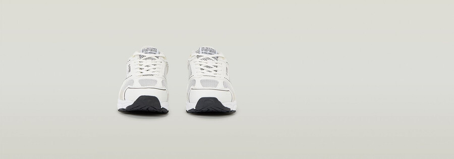 miles met sneakers