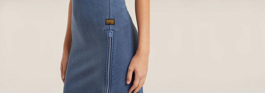 Überfärbtes asymmetrisches reißverschlusskleid