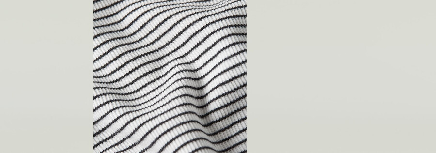 gestreiftes schmal geschnittenes t-shirt
