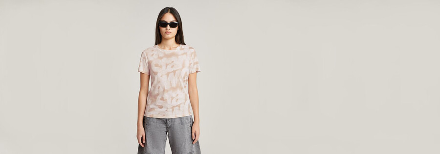 t-shirt mit aufgesprühten buchstaben