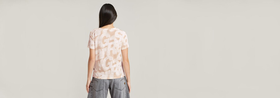 t-shirt mit aufgesprühten buchstaben