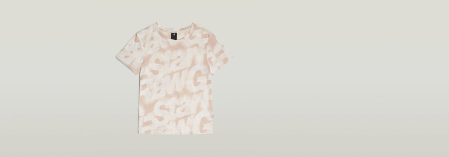 t-shirt mit aufgesprühten buchstaben