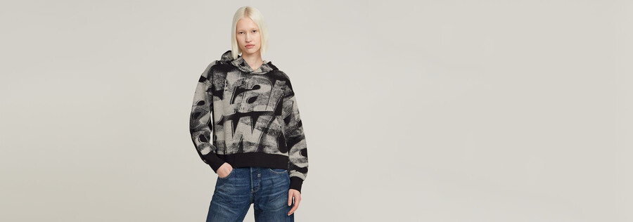 locker geschnittener kapuzenpullover mit aufgesprühten buchstaben