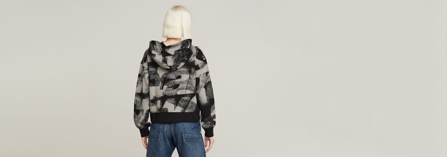 locker geschnittener kapuzenpullover mit aufgesprühten buchstaben