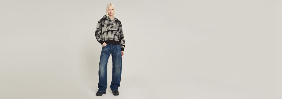 locker geschnittener kapuzenpullover mit aufgesprühten buchstaben