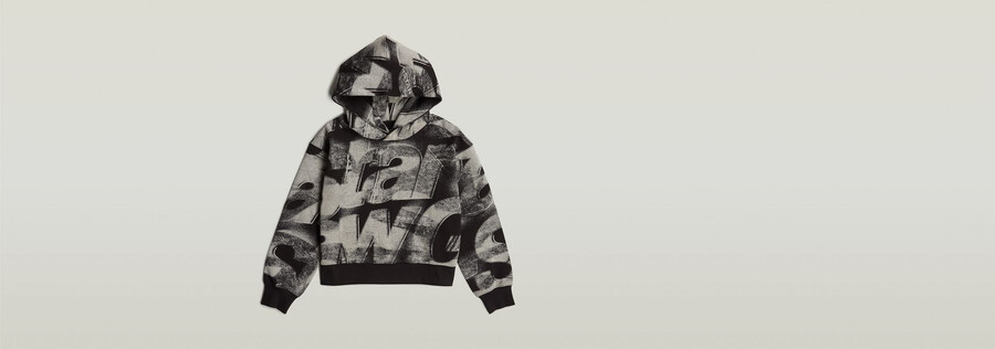 locker geschnittener kapuzenpullover mit aufgesprühten buchstaben