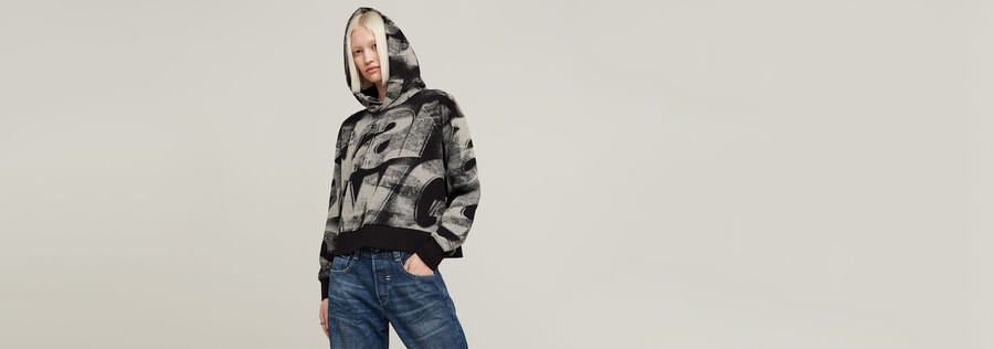 locker geschnittener kapuzenpullover mit aufgesprühten buchstaben