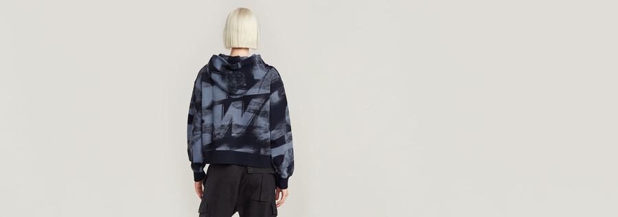 locker geschnittener kapuzenpullover mit aufgesprühten buchstaben