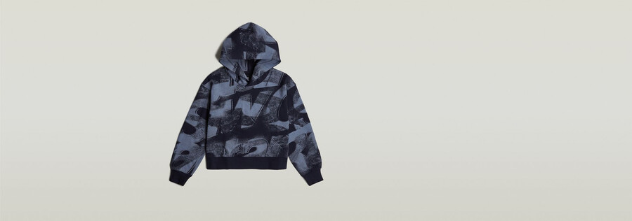 locker geschnittener kapuzenpullover mit aufgesprühten buchstaben