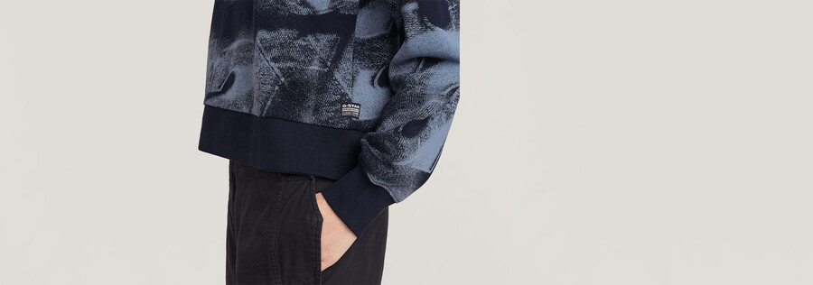 locker geschnittener kapuzenpullover mit aufgesprühten buchstaben