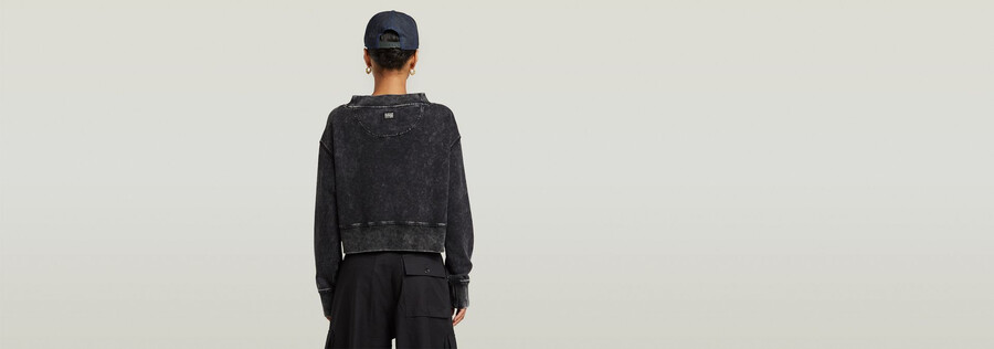 Überfärbter kurzer logo-pullover locker geschnitten