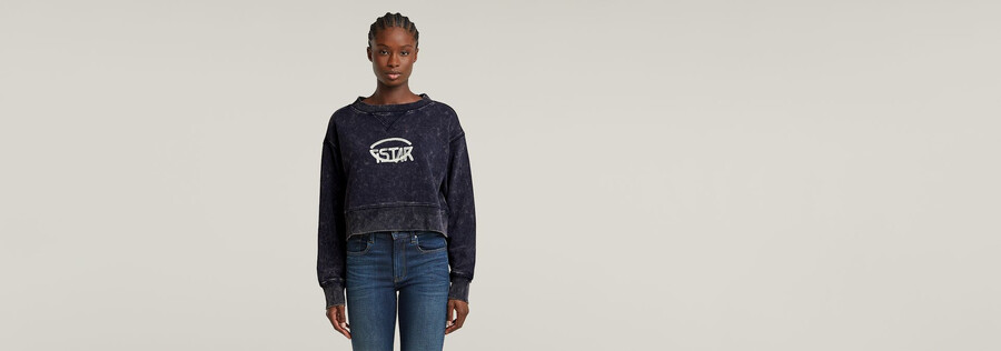 Überfärbter kurzer logo-pullover locker geschnitten