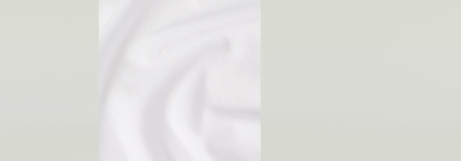 pyjama-set aus t-shirt und weitem hosenbein