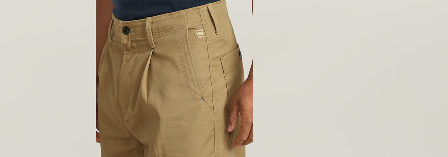 plissierte chino locker geschnitten schmal zulaufend
