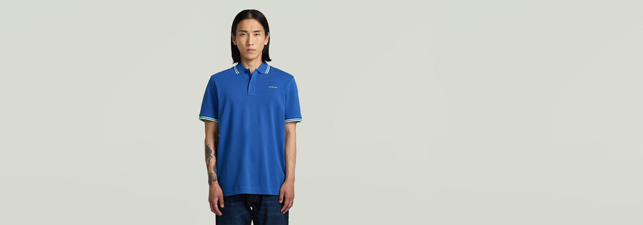 polohemd mit brustlogo und streifen