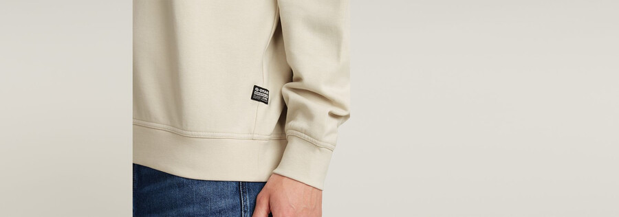 lockerer chenille-pullover mit g-schrift