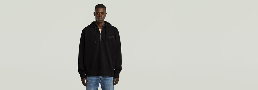 kapuzenpullover mit halbem reißverschluss und schriftzug