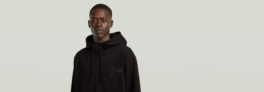 kapuzenpullover mit halbem reißverschluss und schriftzug