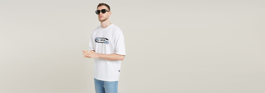 kastenförmiges t-shirt mit farbverlauf und old-school-logo