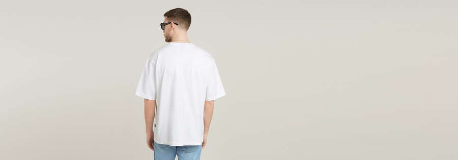 kastenförmiges t-shirt mit farbverlauf und old-school-logo