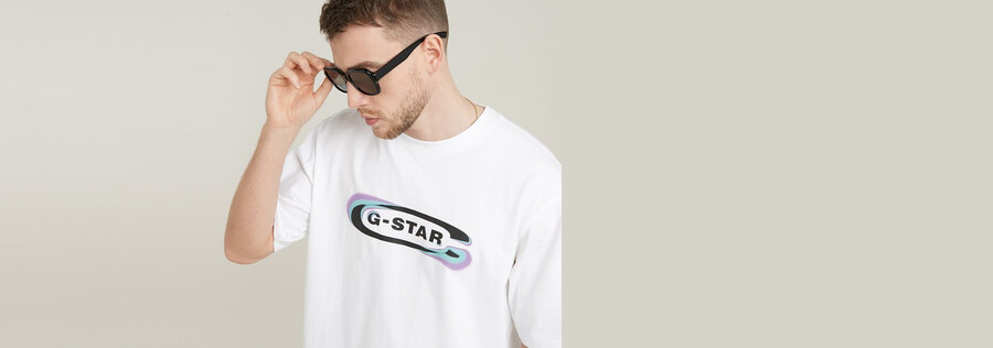 kastenförmiges t-shirt mit farbverlauf und old-school-logo