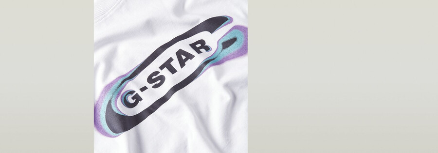 kastenförmiges t-shirt mit farbverlauf und old-school-logo