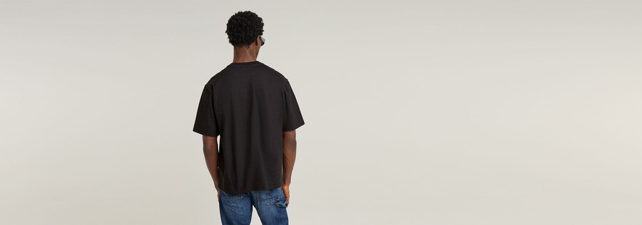 kastenförmiges t-shirt mit farbverlauf und old-school-logo