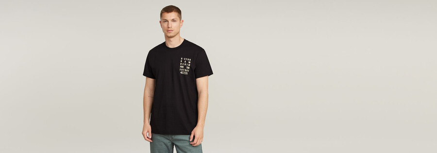 t-shirt mit text auf der brust