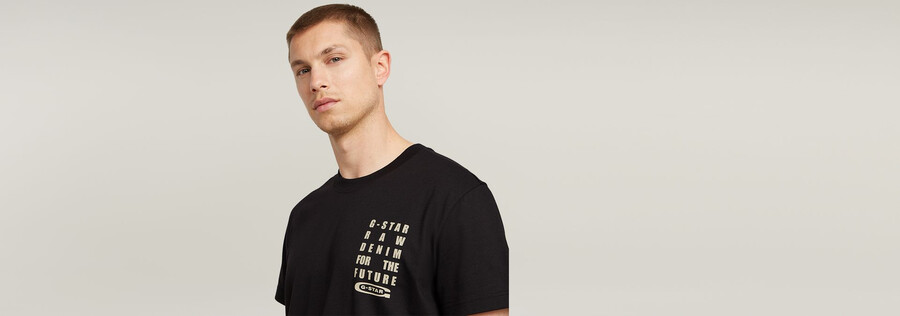 t-shirt mit text auf der brust