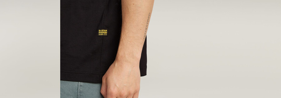 t-shirt mit text auf der brust