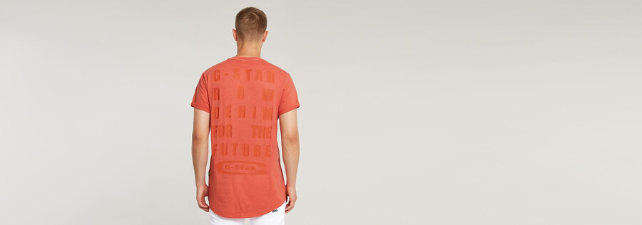 t-shirt mit text auf der rückseite grafik und überfärbten wimpern