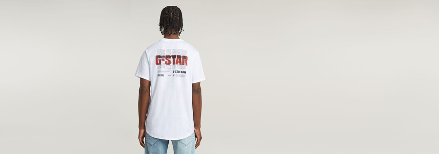 t-shirt mit grafik auf dem rücken