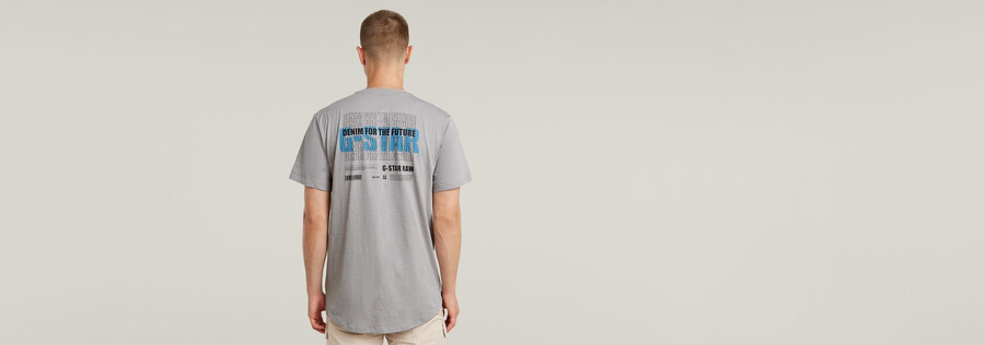 t-shirt mit grafik auf dem rücken