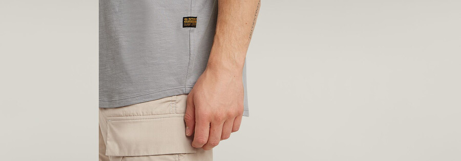 t-shirt mit grafik auf dem rücken
