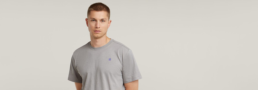 t-shirt mit grafik auf dem rücken