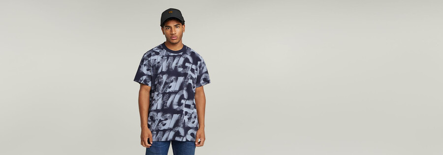 lockeres t-shirt mit aufgesprühten buchstaben