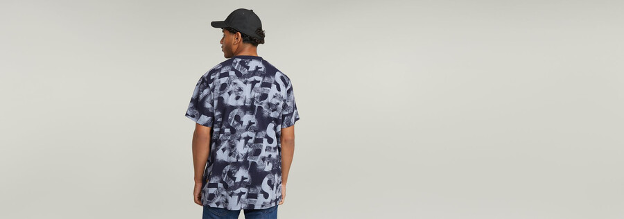 lockeres t-shirt mit aufgesprühten buchstaben