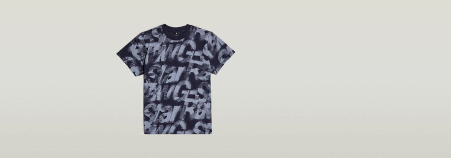 lockeres t-shirt mit aufgesprühten buchstaben
