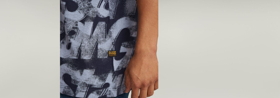 lockeres t-shirt mit aufgesprühten buchstaben