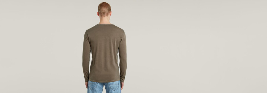 stückgefärbtes t-shirt mit brustlogo